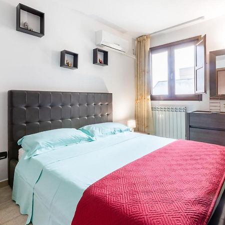 Ferienwohnung Lecce Colorful Flat With Terrace & Parking Exterior foto