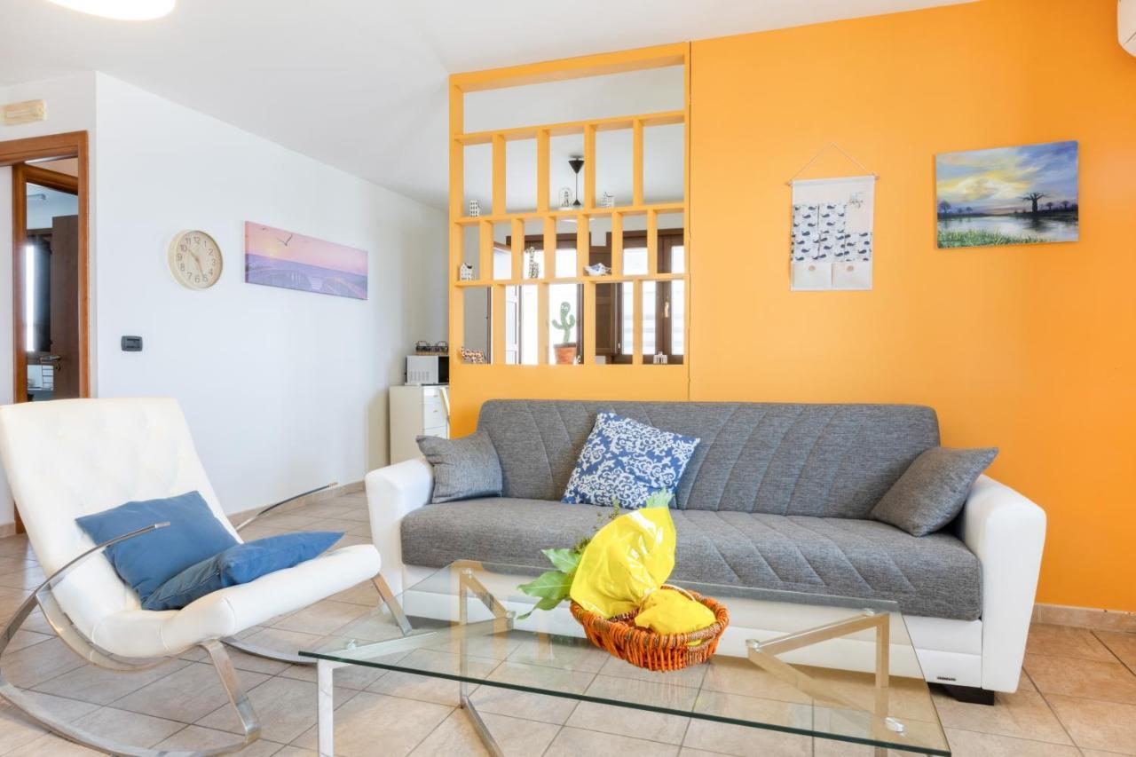 Ferienwohnung Lecce Colorful Flat With Terrace & Parking Exterior foto