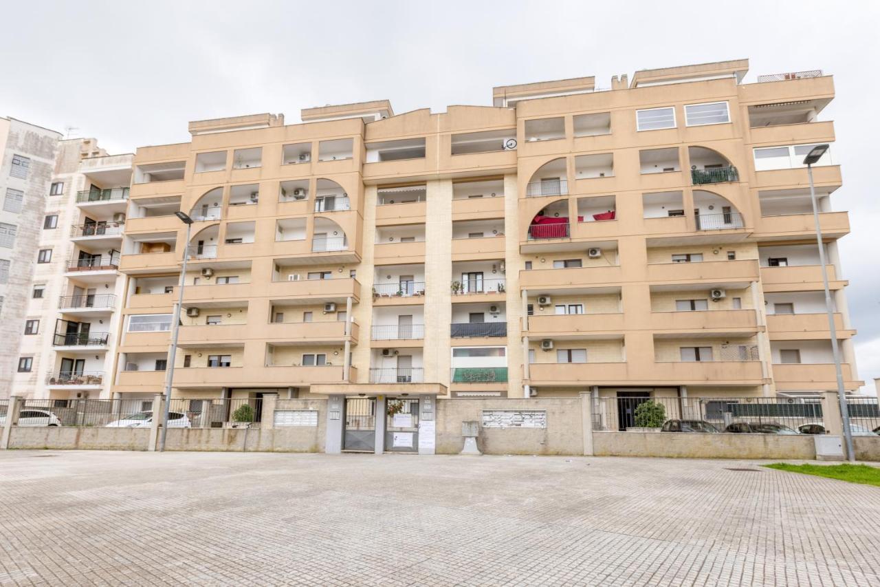 Ferienwohnung Lecce Colorful Flat With Terrace & Parking Exterior foto